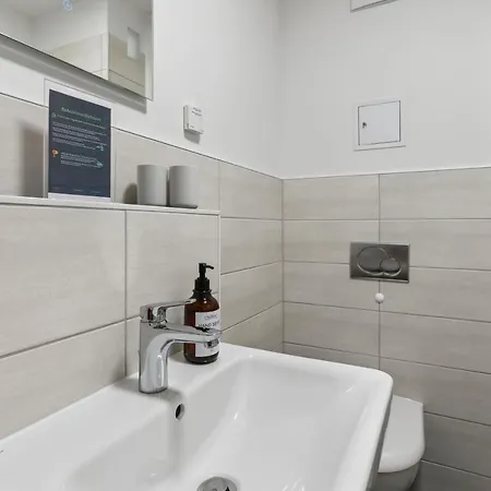 Apartment Vorstadtoase: Cozy Retreat With Queen Bed And Netflix *